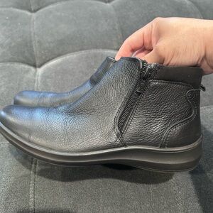 Black Leather women’s booties (flexi) made in Mexico. Leather.